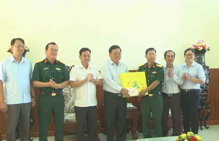 Phó Chủ tịch Thường trực HĐND tỉnh Sóc Trăng chúc Tết Trung đoàn Bộ binh 897
